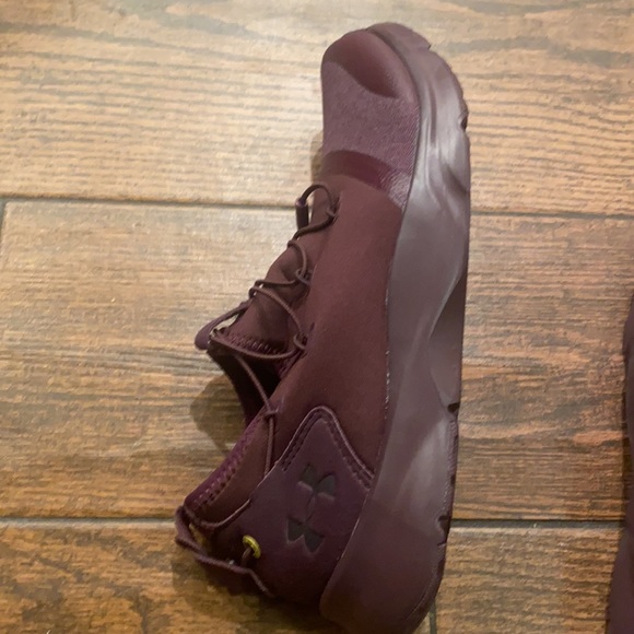 New in box! Under Armor men’s size 7Y Drift 2x maroon sneakers - Picture 5 of 5